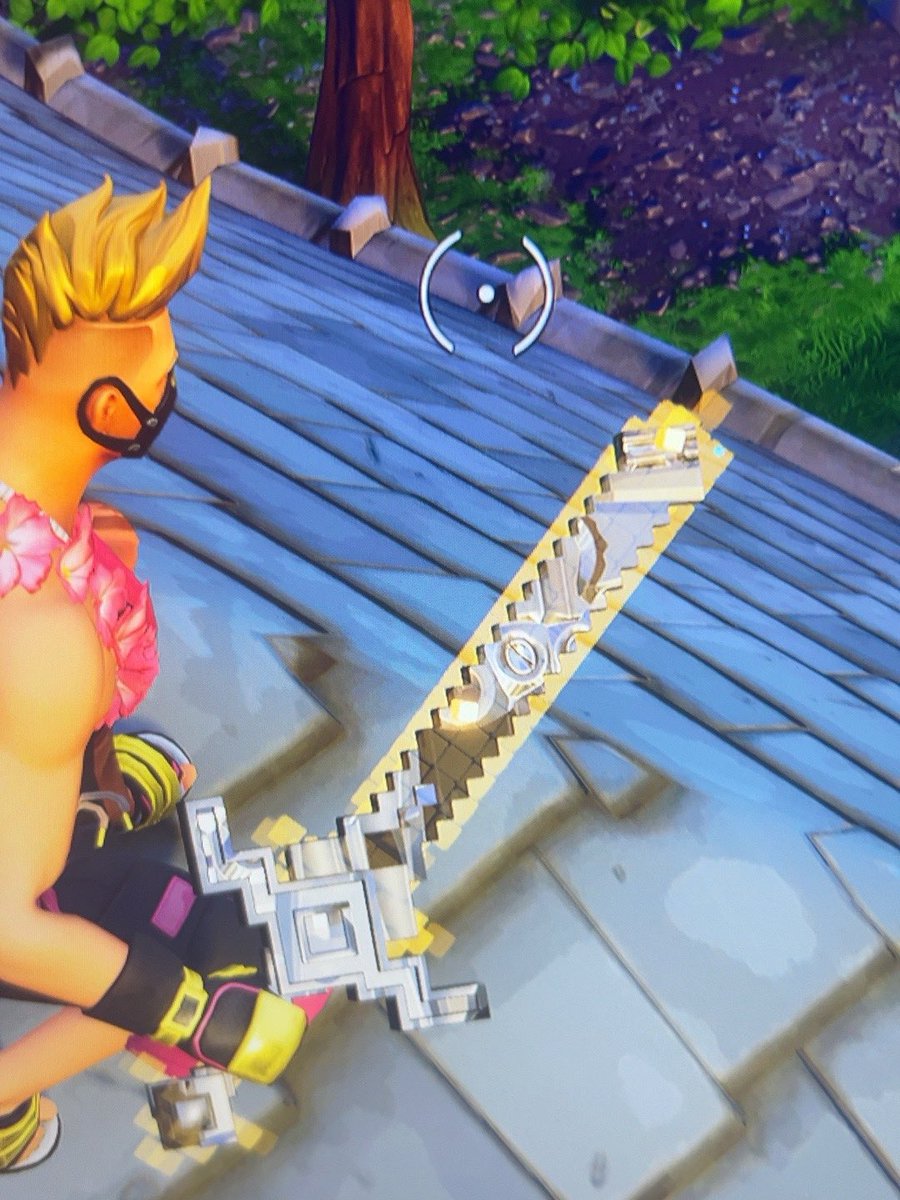 Malijxu's tweet photo. @FortniteStatus Is this normal? I was in stw and i had the Elite Ranked Pickaxe but it was black, what is that https://t.co/YGoo08GfH1