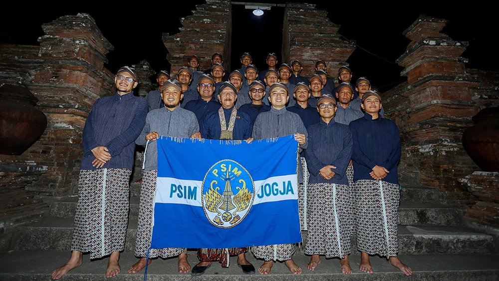 InfosuporterID's tweet photo. PSIM Jalani Tradisi Ziarah ke Makam Raja-Raja Mataram

Seluruh anggota tim PSIM Yogyakarta melangsungkan agenda pramusim dengan berziarah ke makam raja-raja Mataram di Kotagede dan Imogiri pada Rabu (26/8) kemarin. Aktivitas ini juga menjadi tradisi tiap musim kompetisi baru yang akan dijalani Laskar Mataram.

Agenda tahunan ini dirancang untuk memperkuat ikatan kultural seluruh elemen tim terhadap akar budaya di Bumi Mataram dan Kota Yogyakarta sebelum mengarungi kompetisi resmi musim 2026/27. Perjalanan mengunjungi dua tempat sarat sejarah tersebut menghadirkan suasana khidmat penuh rasa hormat terhadap para pendiri peradaban Mataram Islam.