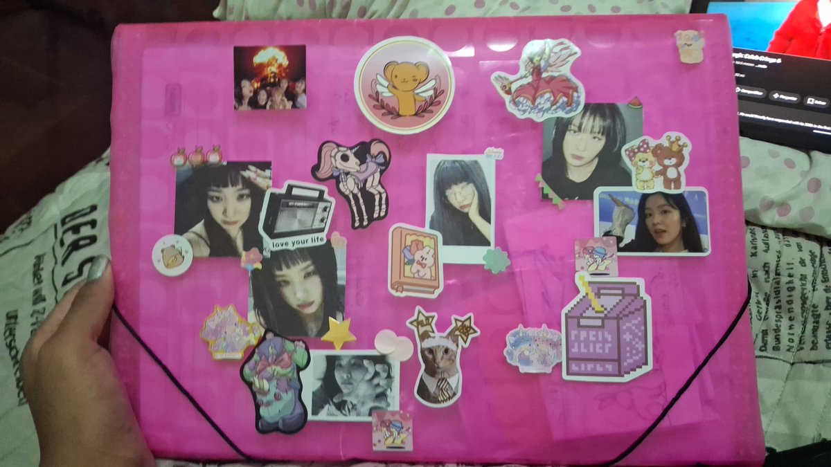 fruutiinha's tweet photo. indo dormir tarde pq finalmente tomei vergonha na cara e tirei minhas coisjnhas da caixa p decorar meu quarto novo e tmb decorei minha pasta da faculdade https://t.co/uxNwB9E1f4