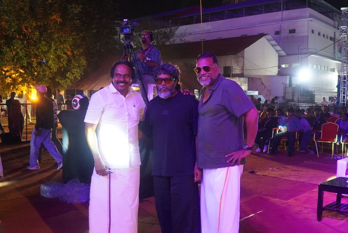 Manothangaraj's tweet photo. திருவனந்தபுரம் கௌடியார் பகுதியில் நீலம் கல்ச்சுரல்ஸ், தலப்பாவு நடத்திய “Rhythm of Revolt” கலைத் திருவிழாவில் கலந்து கொண்டேன்.

நம் மண்ணின் பாரம்பரியத்தையும், சாதியால் விளைந்த சமூக அவலங்களையும், இன்று வரை நடைபெற்றுக் கொண்டிருக்கும் சமூக ஏற்றத்தாழ்வுகளையும் தங்களது கலைப்படைப்புகள் மூலம் படம்பிடித்துக் காட்டிய கலைஞர்களின் அபார திறன் மிகுந்த பாராட்டிற்குரியது.