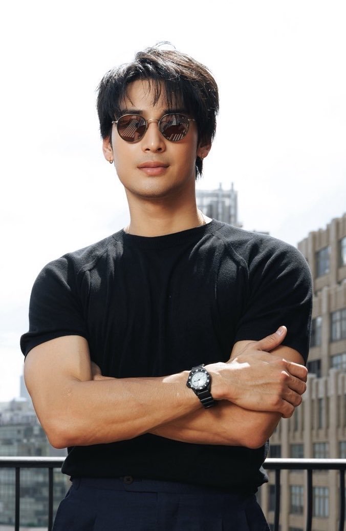 ApoMyLover's tweet photo. Omg! Long hair, sunglasses and a black t-shirt are just a perfect combination! Apo looks so damn handsome, stunning and absolutely super hot! Oh gosh his visuals are truly insane!❤️‍🔥❤️‍🔥❤️‍🔥

APO IN NYC 
@Nnattawin1 #ApoNattawin #ThaiSELECTUSAxMileApo https://t.co/5axq4PrBjR