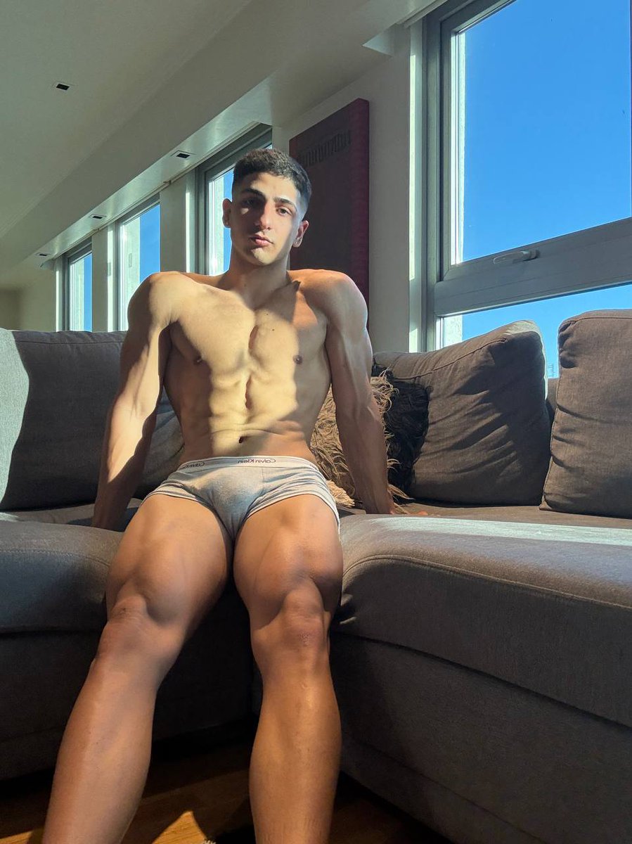 TyleerTease's tweet photo. Sun's out, gains out. ☀️ https://t.co/wKWk2VAItH