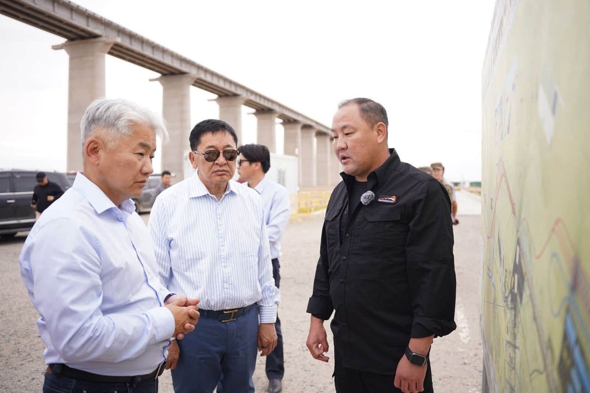 ChnAmbMongolia's tweet photo. Ганцмод–Гашуунсухайт боомтын хил дамнасан төмөр замын бүтээн байгуулалтын гүйцэтгэл тал хувьдаа хүрээд буйг харахад таатай байна.
Тус төмөр зам бүрэн ашиглалтад орж, Хятад, Монголын худалдааны харилцаанд бодит эрч хүч оруулна гэж найдаж байна. 🛤️

Great to see the Gantsmod–Gashuunsukhait cross-border railway already nearly half done.
Looking forward to its full operation — and the real momentum it stands to bring to #China-#Mongolia trade ties.🛤️
🔗:https://t.co/EXM6FW2KAu
@MrtGovMn