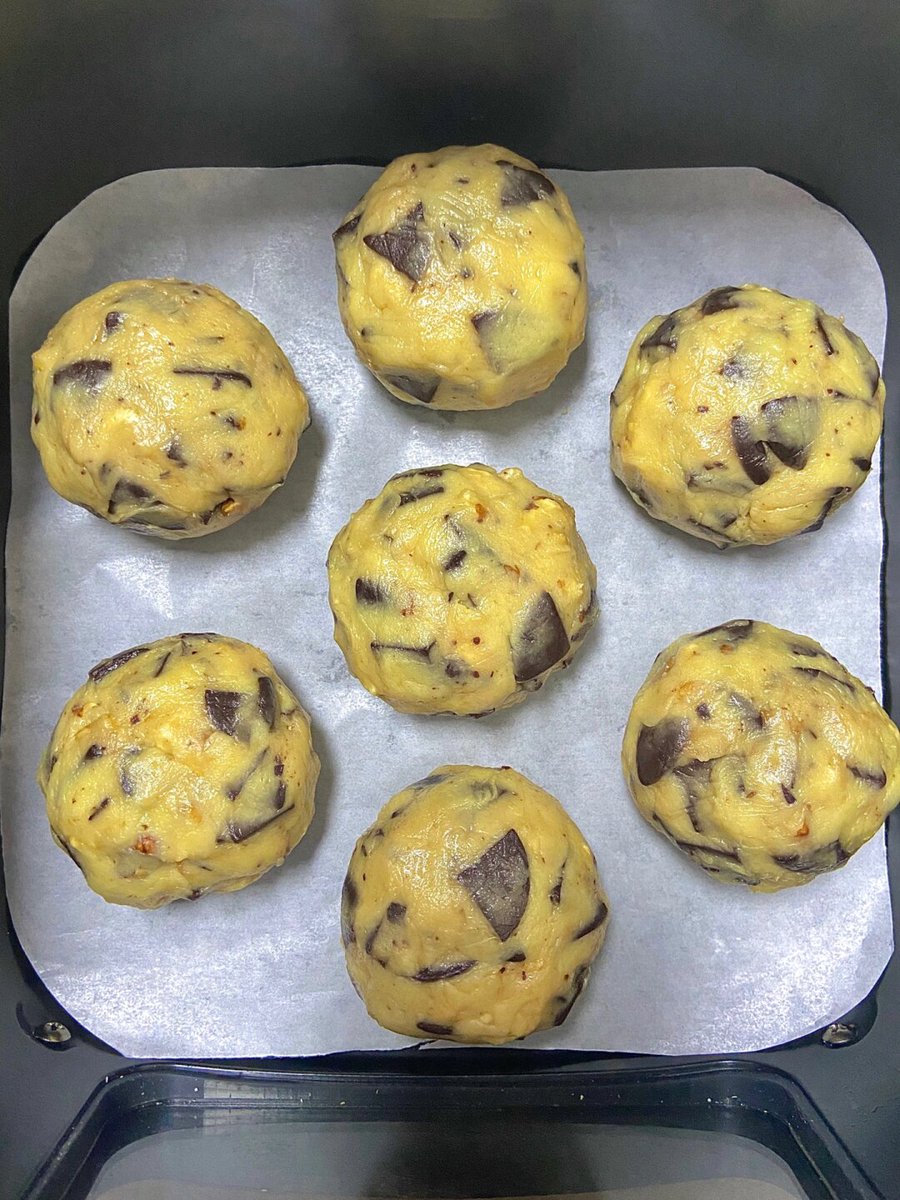 cgtyymsc's tweet photo. Just pulled warm, buttery chocolate chip cookies from the oven! The smell’s taking over the kitchen and my afternoon’s instantly better. https://t.co/jIL9hRRJsn