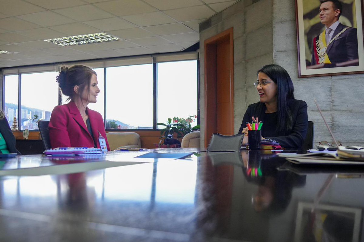 Educacion_Ec's tweet photo. 🤝🇪🇨 Alimentamos el presente para cosechar futuro.

La ministra de Educación, Deporte y Cultura, Gilda Alcívar, recibió a Jutta Neitzel, representante país del @WFP_Ecuador, para fortalecer la cooperación y unir esfuerzos en favor de niños y jóvenes del Ecuador.

🍽️ Durante el encuentro se revisaron los resultados y el impacto del modelo territorial de alimentación escolar, que ya beneficia a más de 85.000 estudiantes, y se analizaron nuevas estrategias para ampliar su alcance a más comunidades del país.