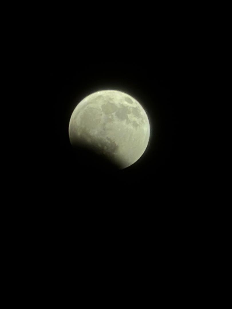 cabuya1's tweet photo. Eclipse , aprovechen que se despejó el cielo en Caracas https://t.co/ckP884pfuH