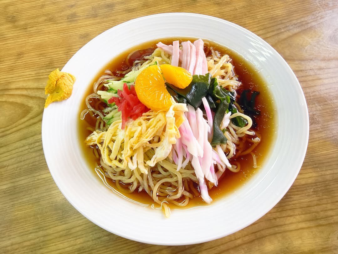 nomitaku_'s tweet photo. 西新井大師西『足立屋』
地元民やご常連さんが通う町中華。
冷やし中華はみかんが乗った珍しいスタイル！！
そして酸っぱすぎないタレが中細ちぢれ麺に絡みつるつると喉越しよく、ハムの旨みやきゅうりのシャキシャキ感に加えみかんは意外にも合う！！ https://t.co/XNsJwYbkot