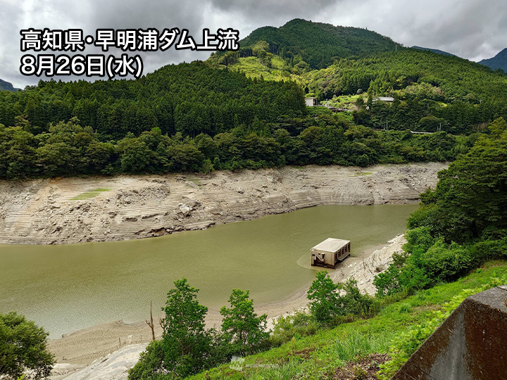 wni_jp's tweet photo. ＜早明浦ダム　深刻な渇水に＞
四国の水がめとして知られる高知県・早明浦ダムの貯水率が低下し、吉野川水系水利用連絡協議会は28日(金)9時に第四次取水制限を実施しました。2008年以来18年ぶりの事態です。
https://t.co/yD7SUTK35t https://t.co/9SfA4OGVpN