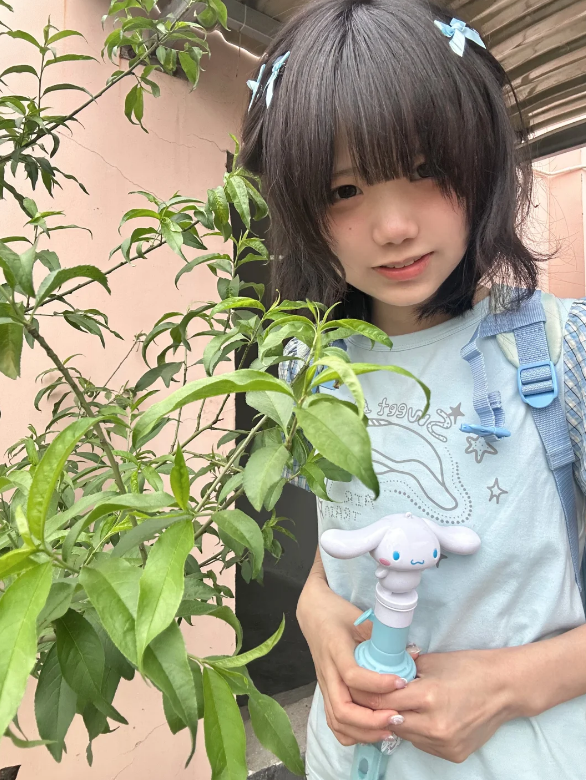 Iin9Iin26's tweet photo. 小学生とよく勘違いされるけど、
ただの年上だいすきな18歳です https://t.co/0fPzFfasxa