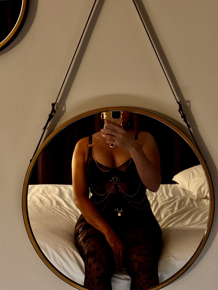 fkaSoftMommy's tweet photo. Since I leaned into the sudden pull to cut my hair, two quite significant shifts have happened

Career wise I’m involved in the most well paid + interesting project I’ve ever worked on. It’s consuming every available brain cell but I haven’t been properly challenged in so long. My synapses are FIRING.

Kink wise I’ve almost entirely consolidated to AW. Long-term subs still have Discord, LF and Tele obviously, but other than that…I am loving AW so most of my time is spent there.

The submissive demographic deserves its own essay but broadly: I like collecting rare, interesting things. Not mass-produced tat.

£ to effort ratio? Amazing. No notes.
*Payout fees are daylight robbery but I simply pad my charges, so whatever