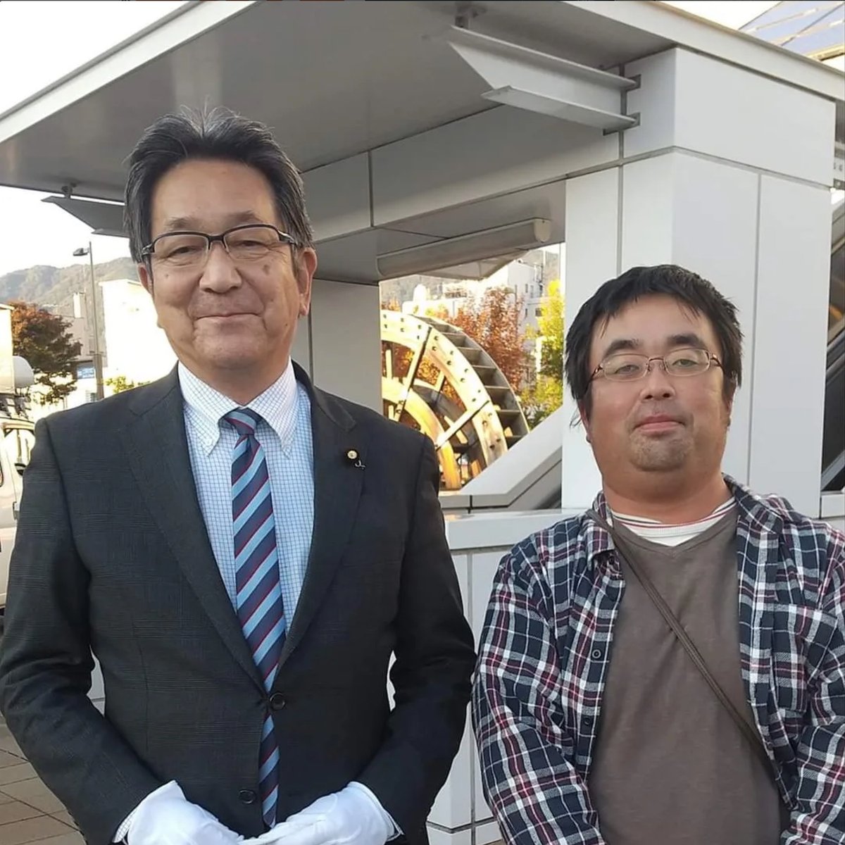 Xg3sT57W994pQc's tweet photo. 立憲の党員が「AIで作った女性画像」に
「中村りほ」という名前で議員候補を仕立てて
虚偽の内容を投稿し続けていました。

杉尾議員は、喜んでフォローしていましたし、
杉尾議員、蓮舫議員は「作者」の男性党員と
仲良しだったようです。

虚偽の政治家を党員がでっち上げて、
現議員もサポートしていました。
すごい党ですね。

みなさんは、これ、どう思いますか？？