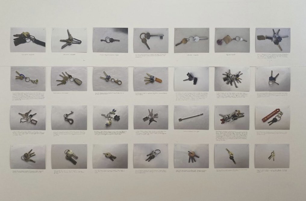tizyamn's tweet photo. @zke_soso l’expo patrimoines en résistance, à la cité de l’architecture, commence par des trousseaux de clés de palestiniens, devenus les traces de lieux détruits et symbolisant l’espoir de retourner un jour chez eux. https://t.co/hV3O26psZr