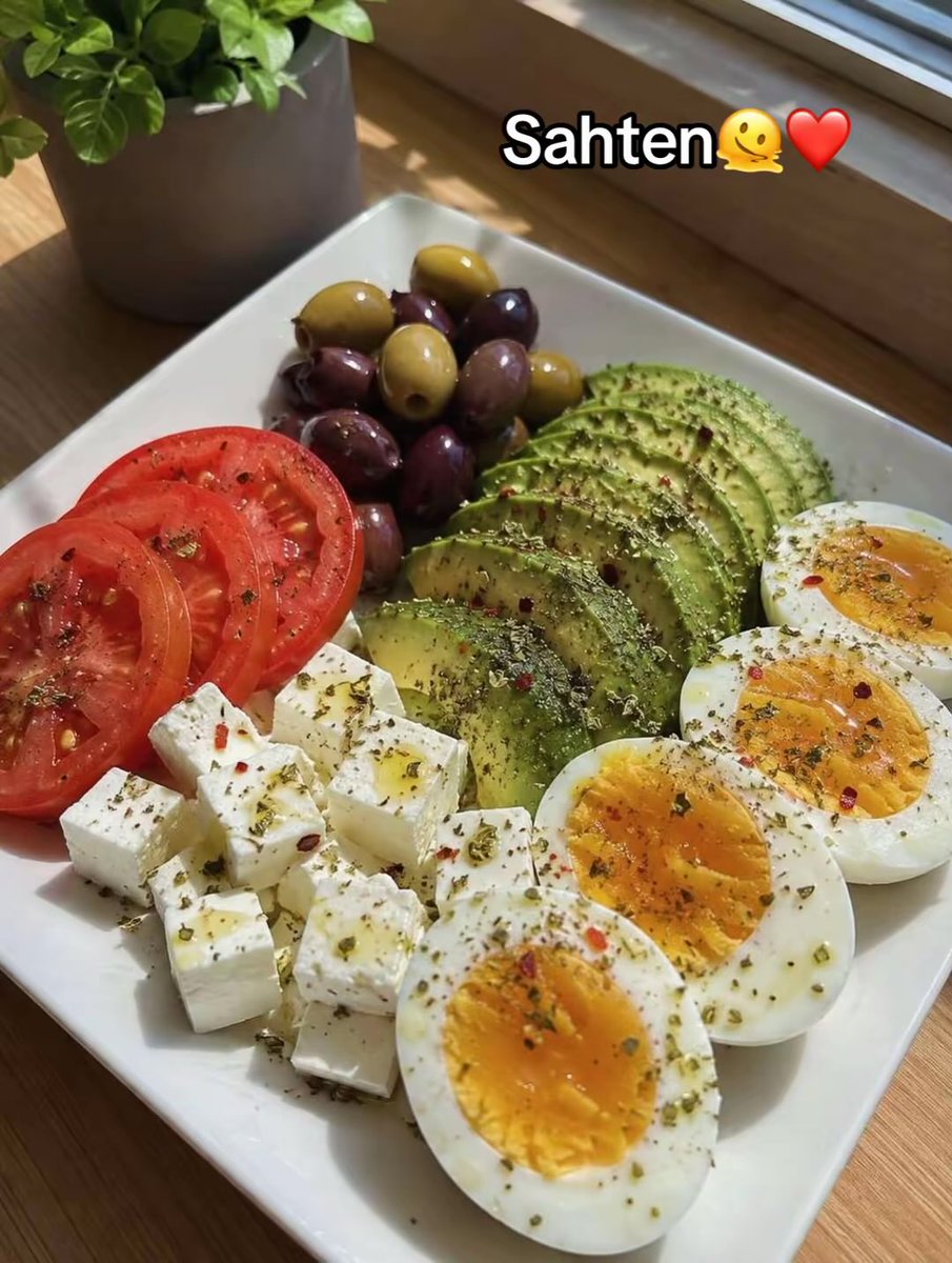 Linazakhour2's tweet photo. 🥚 جرّب تبدأ نهارك بفطور متوازن فيه بروتين، 
مثل البيض، اللبن اليوناني، الجبنة، 
أو غيرها من مصادر البروتين..
لأنه بيساعد على الشبع، 
وكمان على استقرار سكر الدم بعد الوجبة.
وستُلاحظ فرقاً حقيقياً في ثباتك العاطفي ..🫠❤️

#Morning
#Healthy
#Protein 
#PositiveVibes
#LebaneseVibes https://t.co/zP67TIBHlF