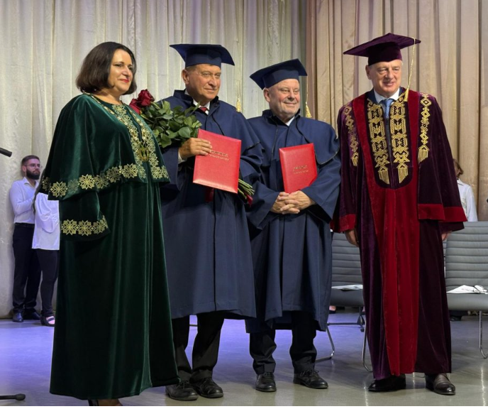 KRASP_pl's tweet photo. Prof. Jerzy Lis, rektor @AGH_Krakow oraz prof. @AlojzyZNowak, rektor @UniWarszawski zostali uhonorowani tytułami doktora honoris causa Karpackiego Narodowego Uniwersytetu im. Wasyla Stefanyka🏅🎓 
Serdecznie gratulujemy!👏
🌐Więcej informacji: https://t.co/gS9SVubK3n 
Fot. SEW UW https://t.co/1cUgRRlgrU