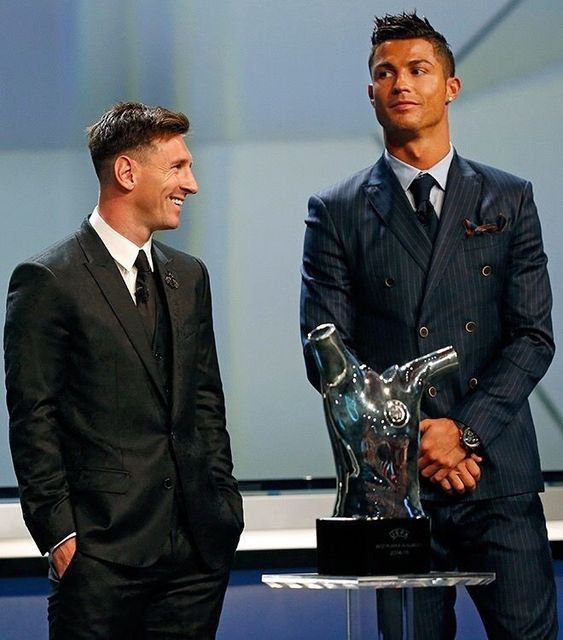 Ruthnowsu's tweet photo. How Ronaldo looks at Messi     vs. how Messi looks at Ronaldo. https://t.co/4MUU6ULoVZ