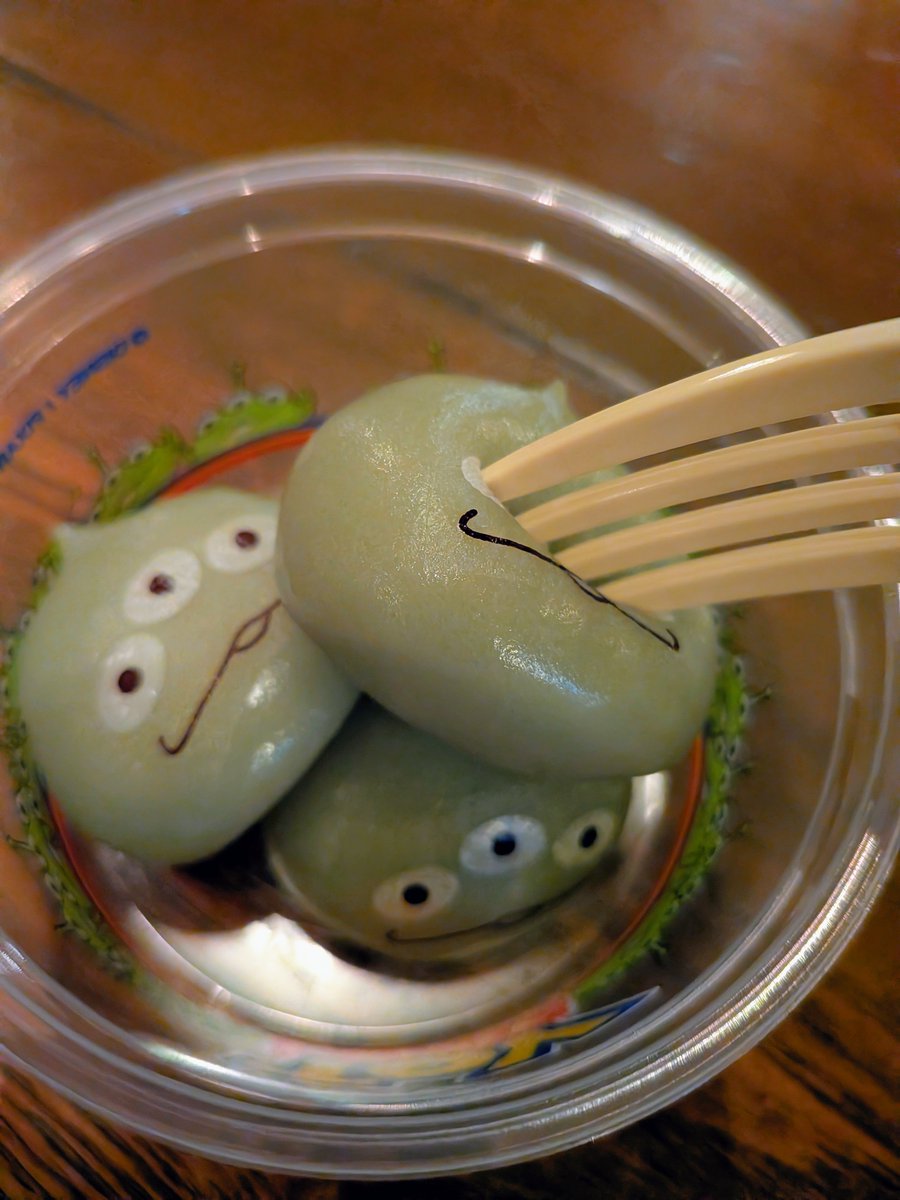 kk_r2y's tweet photo. 今日は中学のときの友達とディズニーシー来てる！
リトルグリーンまん食べたんだけど美味しい(^ ^)
初めて食べたけど1個ずつ味違うんだね https://t.co/a5wbANBTwX