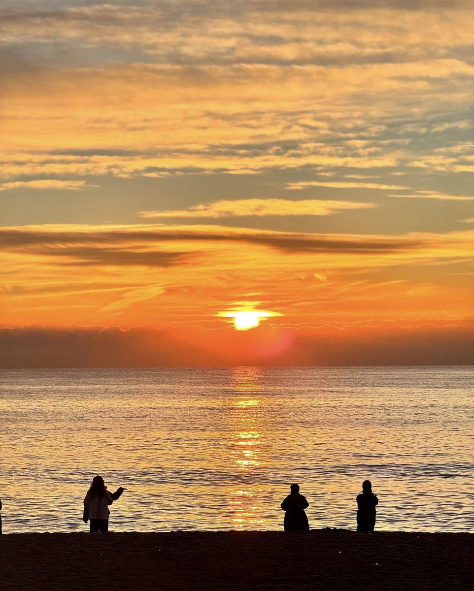 IrisVoss666's tweet photo. Watched the sun sink over the sea✨ Nothing beats these fiery sunset skies by the coast.#SunsetLovers #SeasideMoment #TravelSnap #SkyPorn #DailySnap https://t.co/ZCik40EWuV