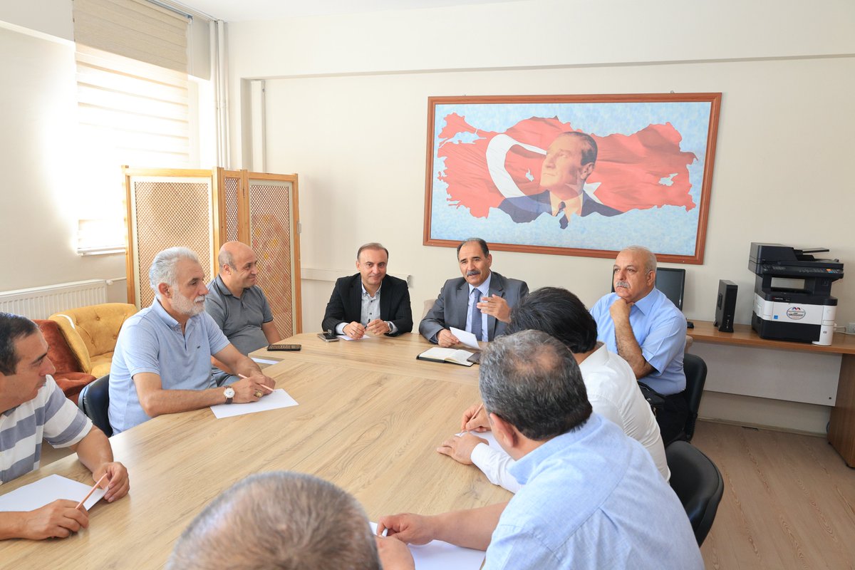 elazigmem's tweet photo. 📌 İl Müdürümüz GÜN, İmam Hatip Okullarımızın Yöneticileri İle Bir Araya Geldi.

İl Milli Eğitim Müdürü Aziz GÜN, yeni eğitim öğretim yılı öncesinde imam hatip lisesi ve ortaokulu müdürleriyle Şehit Piyade Binbaşı Zafer Kılıç Anadolu İmam Hatip Lisesinde bir araya gelerek eğitim vizyonu ve beklentilerini paylaştı.

Müdür GÜN başkanlığında yapılan toplantıya Din Öğretiminden Sorumlu Müdür Yardımcısı Harun GÜNDÜZ, Din Öğretimi Şube Müdürü Yakup YILDIZ ve merkez ilçede bulunan imam hatip ortaokul ve liselerimizin müdürleri katıldılar.

Toplantıda konuşan İl Müdürü GÜN, eğitimin yalnızca bilgi aktarmaktan ibaret olmadığını vurgulayarak, asıl hedefin “iyi insan yetiştirmek” olduğunu ifade etti.

Haber  👉 https://t.co/wW1vkmdYza
@tcmeb @Yusuf__Tekin @numanhatipoglu @gun_aziz #Elazığ