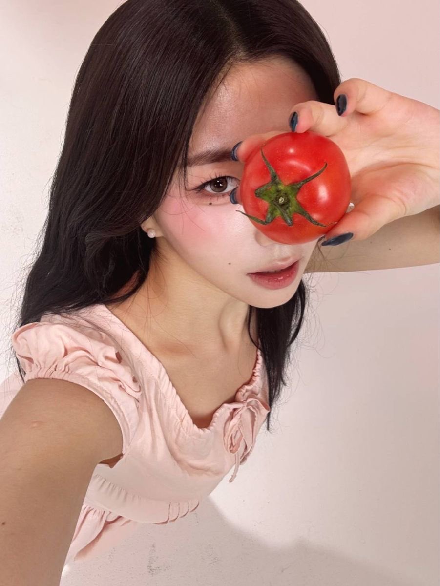 sohyunnt's tweet photo. Mas ga suka tomat? Kalo aku yang suapin jadi suka ngga? https://t.co/lWxLzbZMZl