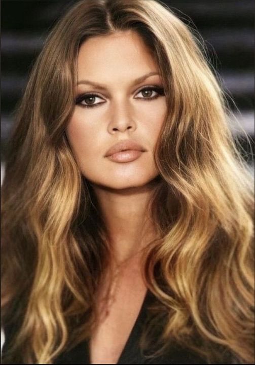 HenryJeanServat's tweet photo. #BB Pire en pire. Après avoir supprimé ttes photos de Brigitte du magazine de sa Fondation, la direction de @FBB efface maintenant du répondeur la voix de BB. C'est moi qui lui avais enregistré ses messages avec technicien F2. Où s'arrêteront ces goujats ? https://t.co/WOrj0a7hb4