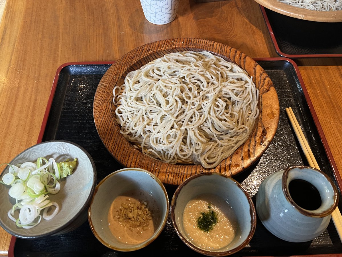 o_de6s's tweet photo. 追分宿「そば処 ささくら」地元のそば粉を使用した自家製粉・製麺の蕎麦が味わえる人気店。食べログの「そば 百名店 EAST 2025」にも選出。すごい並んでました😅。そば三昧はそばつゆ、濃厚クルミだれ、とろろの3つのつけ汁。量が多いし喉越しの良い二八蕎麦と透明感ある出汁が最高💕 https://t.co/AMKauQVgnj