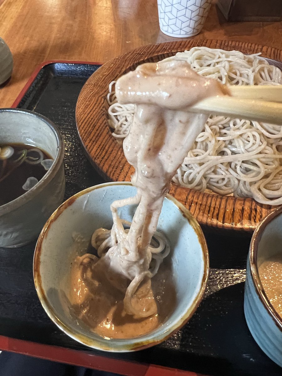 o_de6s's tweet photo. 追分宿「そば処 ささくら」地元のそば粉を使用した自家製粉・製麺の蕎麦が味わえる人気店。食べログの「そば 百名店 EAST 2025」にも選出。すごい並んでました😅。そば三昧はそばつゆ、濃厚クルミだれ、とろろの3つのつけ汁。量が多いし喉越しの良い二八蕎麦と透明感ある出汁が最高💕 https://t.co/AMKauQVgnj