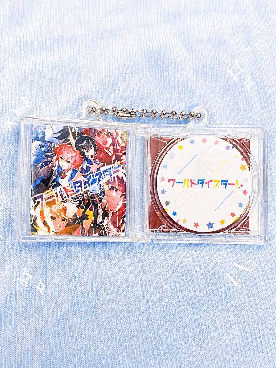 in_kaaaaa's tweet photo. 思い出を形にしておきたかったのでユメステCDキーホルダー作ってみた
プリント印刷代含めても200円かからないのでおすすめ
CDを取るとここしずが現れる仕様
(背景と明るさはAI使っていじりました)
 #ユメステ https://t.co/H4wKo5YYnu