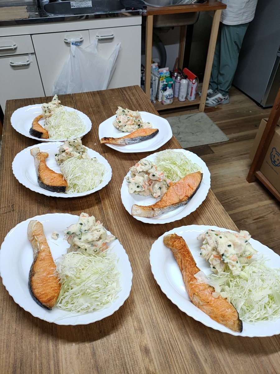 EPSChiroba's tweet photo. 今日のお昼はシャケと冷や奴とポテトサラダです。ポテトサラダは味付けも自作してボリュームたっぷりで美味しいです！ https://t.co/GN4uyDHdUS