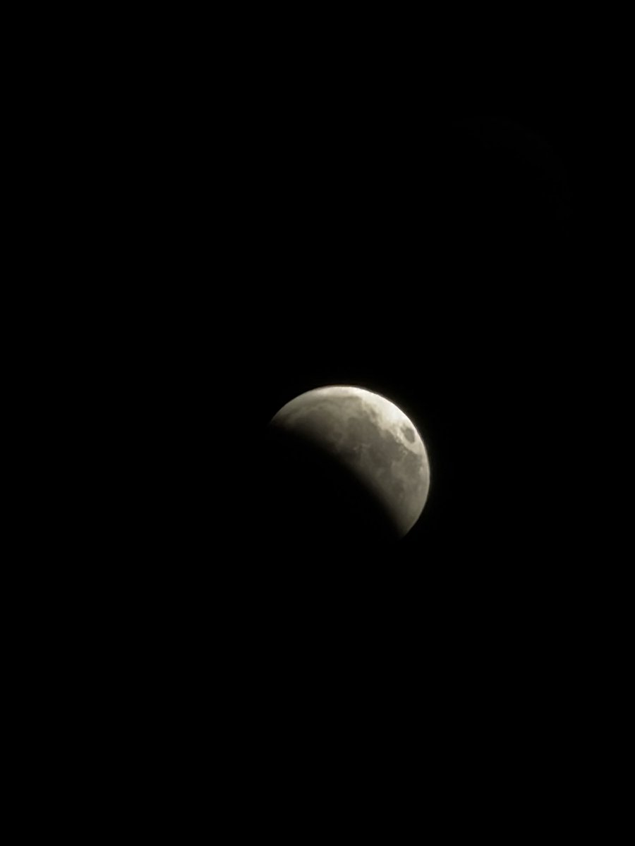 gray_november_'s tweet photo. Nature puts on quite the show 🌒 @Kentuckyweather https://t.co/YCgHUPw2GW