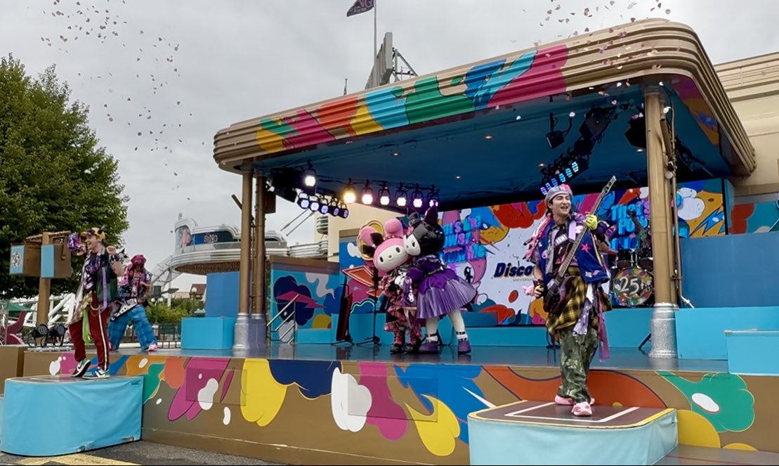 mihyo0310's tweet photo. 久しぶりにクロミライブ見たけど、始まる数分前にふらっと行って、こんな見やすい位置で見れるの、今日はみんなハミクマ以外に興味なしな感じ？
#USJファン https://t.co/r32c3aPcb6