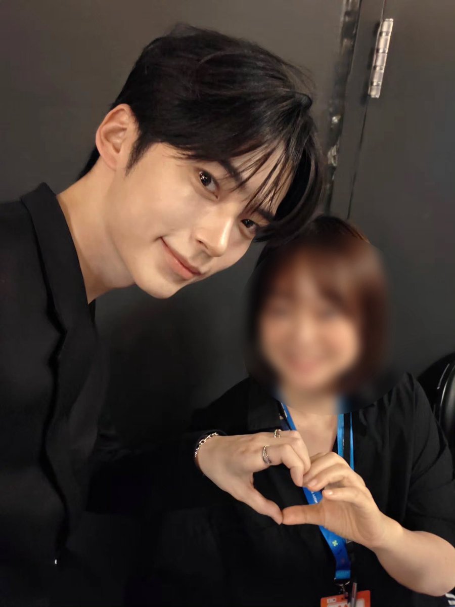 Kimyshb's tweet photo. 케이콘 작가님 인스타 속 한빈이 .ᐟ.ᐟ 
작가님 캡션 꼭 봐줘 ..  🥹💦💦

같이 일한지도 어느덧 4년 
외모에 실력에 성품에 
어떻게 너는 이름마저 왕자님 이름이니 https://t.co/35nFwJ6Gr4