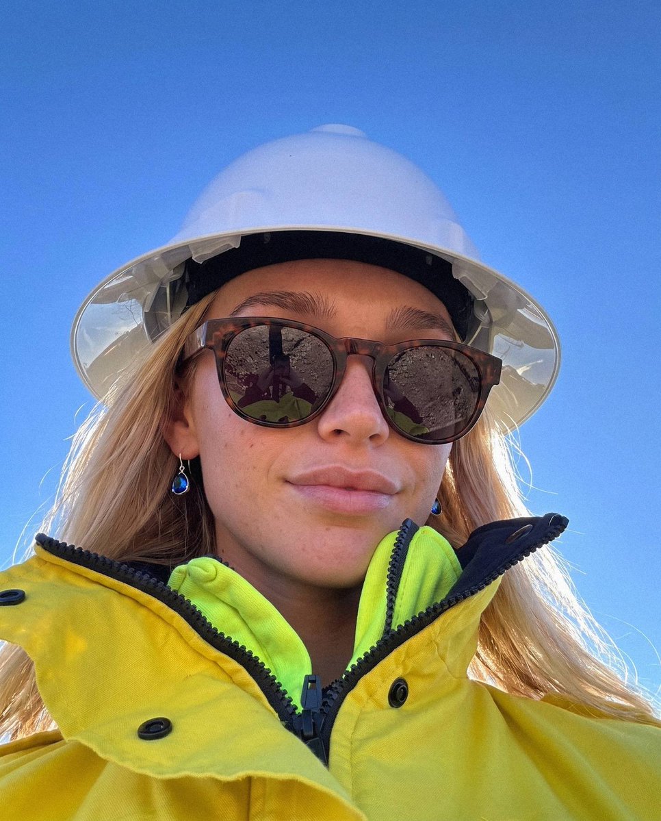BindiiRayee1's tweet photo. Clear skies and a hard hat. That’s the whole.
#hivis #mining https://t.co/1q8jgAspQB