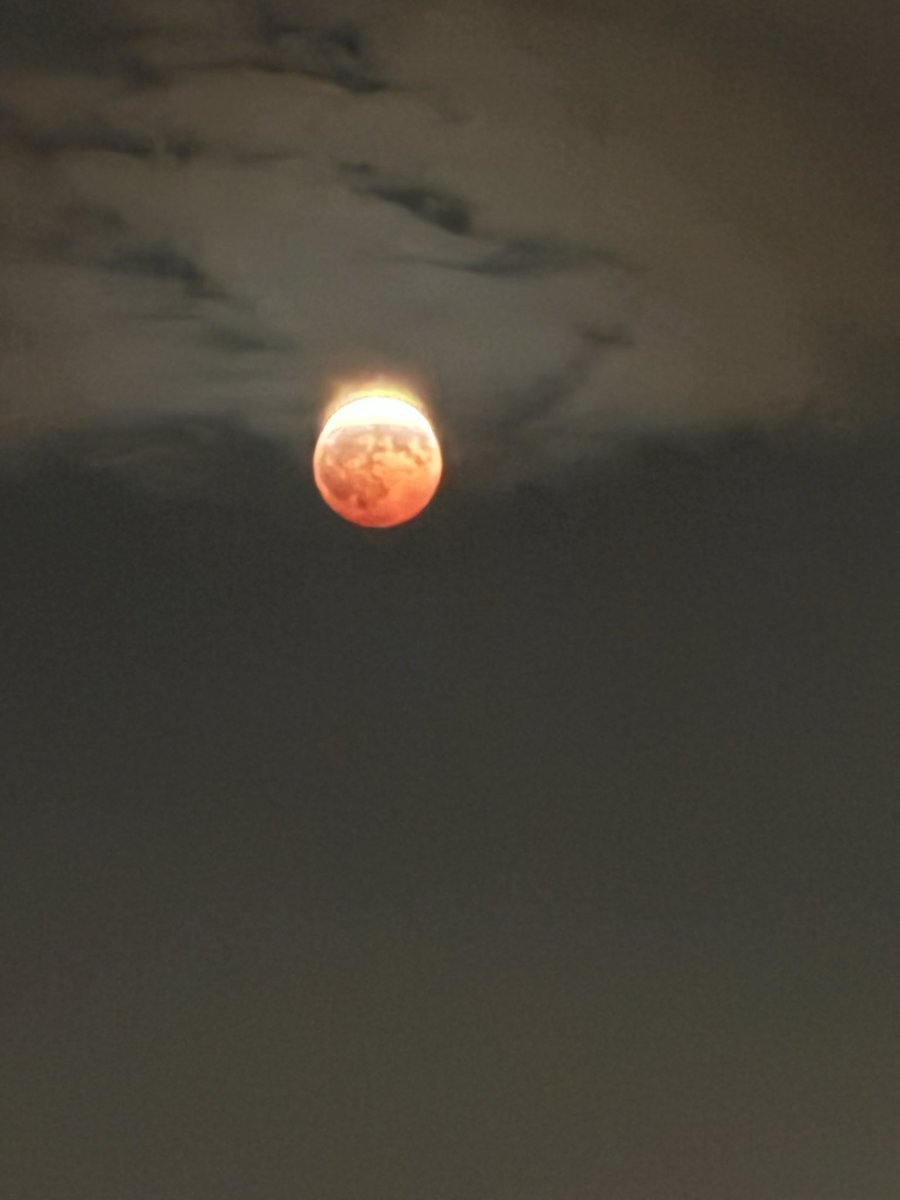 DanielR19996's tweet photo. Primer eclipse lunar que observo. Mera chimba https://t.co/Z2x5Ud9aYR