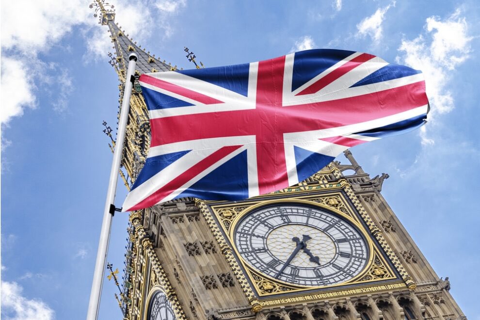SOU_BTC's tweet photo. 英国政府、暗号資産で240人の億万長者が誕生と発表

イギリスの歳入関税庁は8月27日、暗号資産の譲渡益に関する初の公式統計を公表した。

2024〜25課税年度に100万ポンド（約2億1600万円、1ポンド＝216円換算）超のキャピタルゲインを申告した個人は240人で、合計は約1548億円に上る。 https://t.co/pGRgjd0e8T