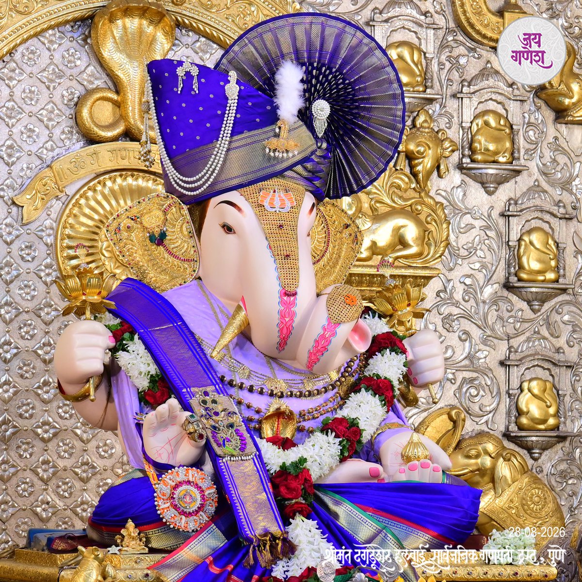 DagdushethG's tweet photo. 🙏🌸॥ ॐ श्री बालदूर्वाकूरप्रियाय नमः॥🙏🌸
इदं त्वृणहरं स्तोत्रं सन्ध्यायां यः पठेन्नरः।
षण्मासाभ्यन्तरेणैव ऋणमुक्तो भविष्यति ॥ ९॥

इति श्रीऋणमोचनमहागणपतिस्तोत्रं सम्पूर्णम् ।।
.
.
.
.
.
.
.
.
.
#shrimant #dagdusheth #ganpatibappamorya #bappa #bappa https://t.co/TAYKqHhHz7