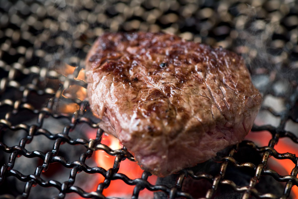 RAZAN_GROUP's tweet photo. 肉をおいしく焼くには、置いたあとに触らないことです。

置いたらしばらく動かさない。表面が焼き固まってから返すと、肉汁が中に残ります。

厚い部位は、切らずにそのまま焼く。断面が少ないぶん、肉汁が逃げにくくなります。 https://t.co/cYiemBeRx6