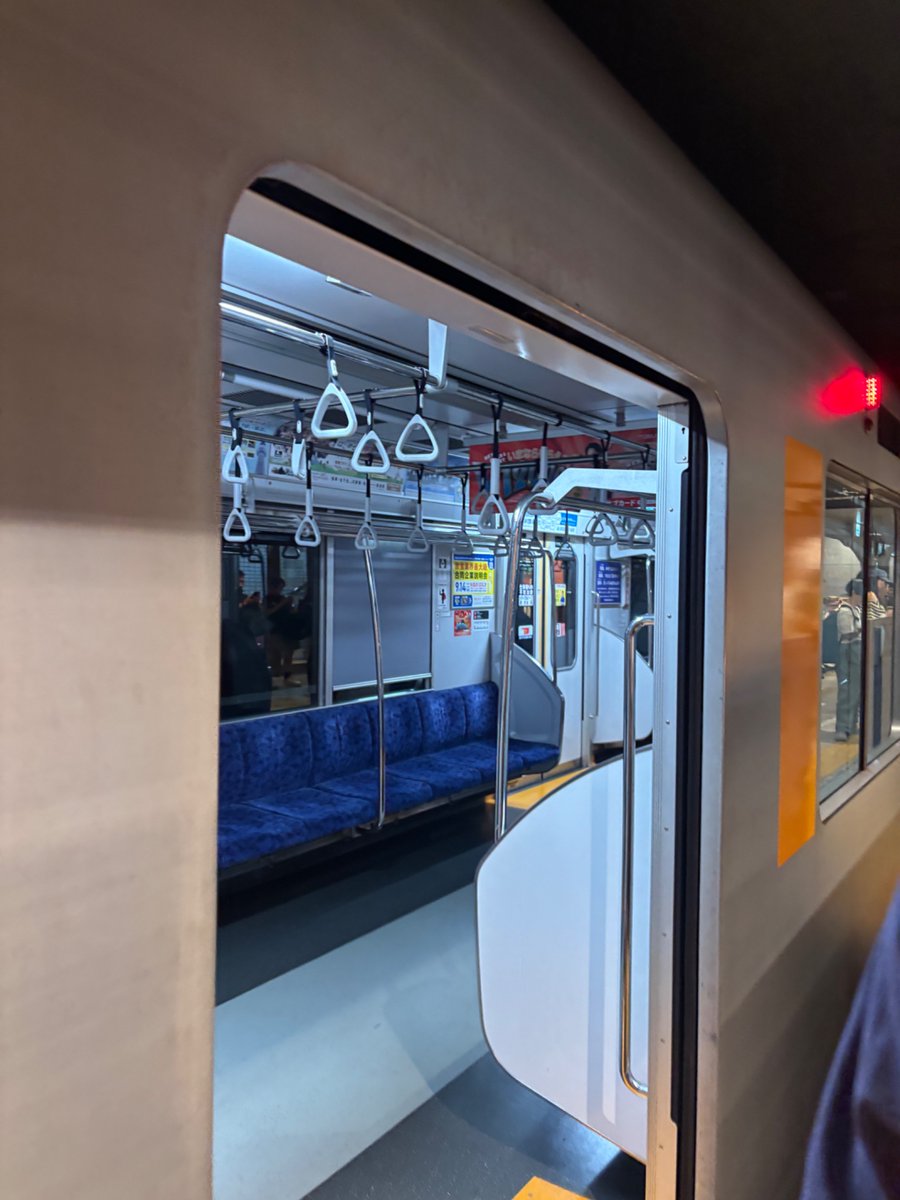 kirayuzki's tweet photo. 田園都市線で車両不具合
桜新町で運転打ち切り🥲
50067F 70T 押上行き
5~10号車で蛍光灯が半分消える
エアコンも効かない
#田園都市線 #東武 https://t.co/ef6hPoxVWf