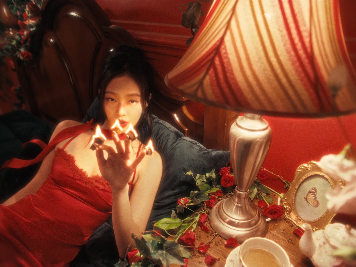 GroundControlTH's tweet photo. [THREAD] ถอดรหัส ‘Fallen Angel’ ของ #JENNIE ผ่านภาพของนางฟ้า หงส์ สายฝน กุหลาบ และผีเสื้อ 👼🏻🦢🌹 

เธรดนี้จะพาไปไล่ดูว่าแต่ละฉากใน MV กำลังซ่อนความหมายอะไรไว้ ตั้งแต่การตกจากสวรรค์ การค้นพบความรักและความปรารถนา และโชคชะตาของมนุษย์ในวันพิพากษา

#제니 #FALLENANGEL https://t.co/BxC95p3PXX