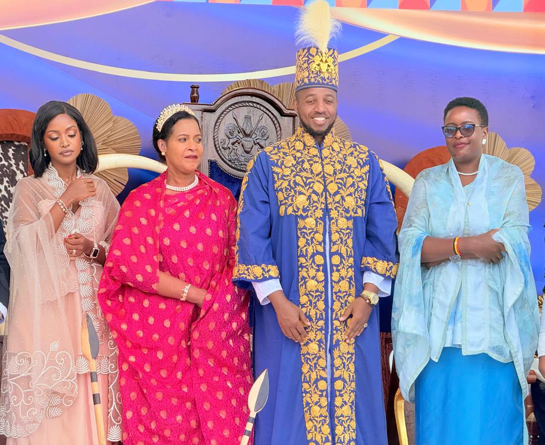 DoreenNyanjura's tweet photo. My heart is completely broken by the sudden and untimely passing of our beloved King, His Majesty Omukama Oyo Nyimba Kabamba Iguru Rukidi IV. 

I am deeply devastated by this immeasurable loss. My thoughts, love, and prayers go out to the Queen Mother, the Royal Family, and my fellow subjects of the Tooro Kingdom. May his beautiful soul rest in eternal peace. Omukama Atulize. Enkuba Etutire.💔

Nyanjura Doreen Omutatiina Amooti