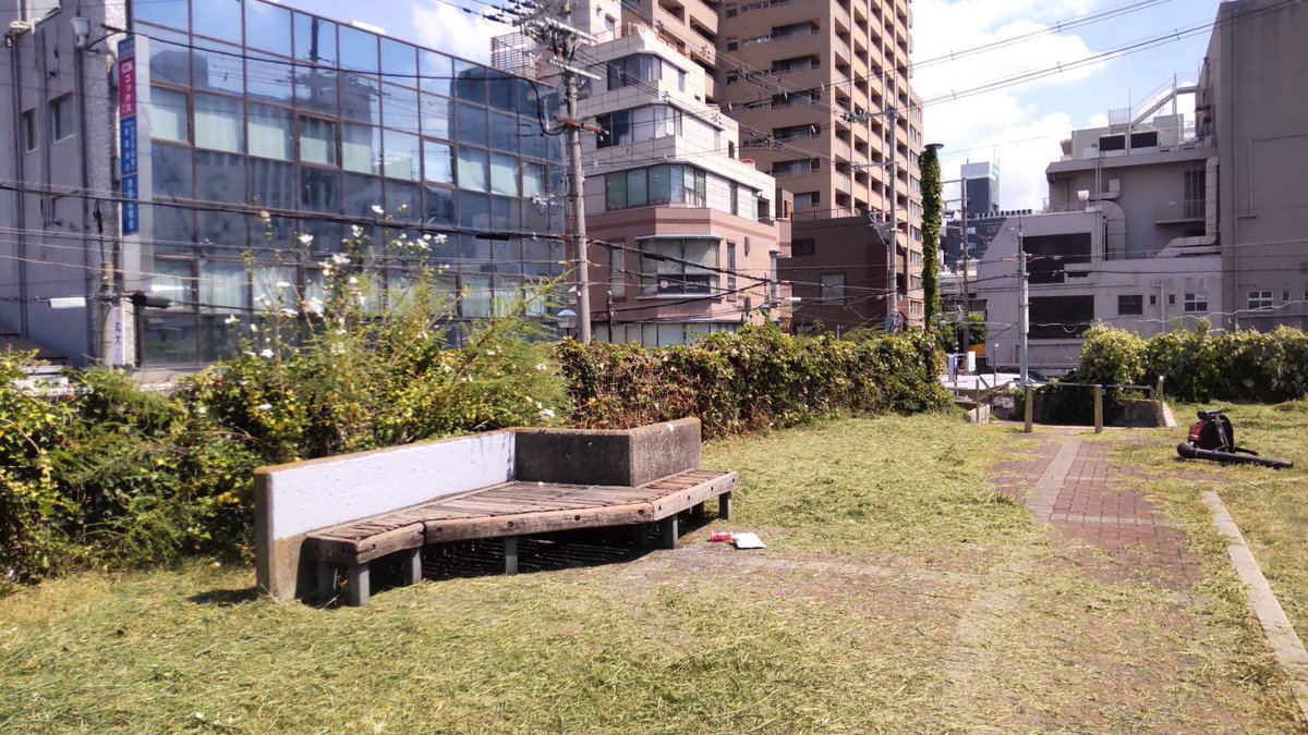 menme0's tweet photo. これを見つけて、作品を撮って、これを置いていくの素敵な仕事だな。街をほんの少し変えて、ドラマチックな世界に改変して、人々の記憶に残していくことになるんだもんね。
#平行と垂直 #のん #安田 https://t.co/pvpgBnrpeu