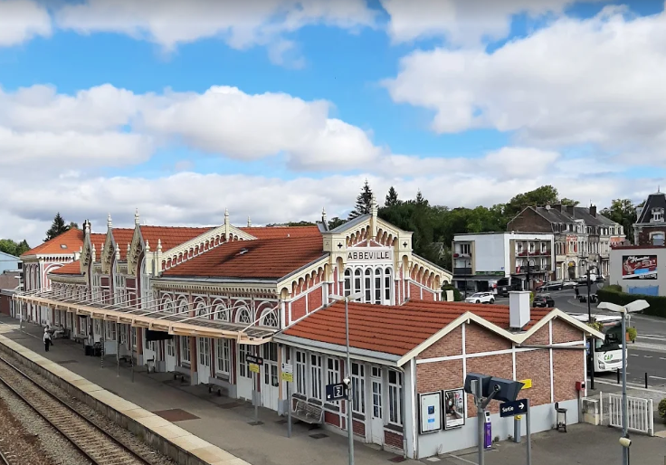 F_Desouche's tweet photo. Abbeville (80) : Face aux intrusions de migrants, la gare fait construire un long « mur » de 800 mètres le long des voies, pour un montant de 257 000 euros
https://t.co/02kRt0uwyR https://t.co/WBCCBCD1IC