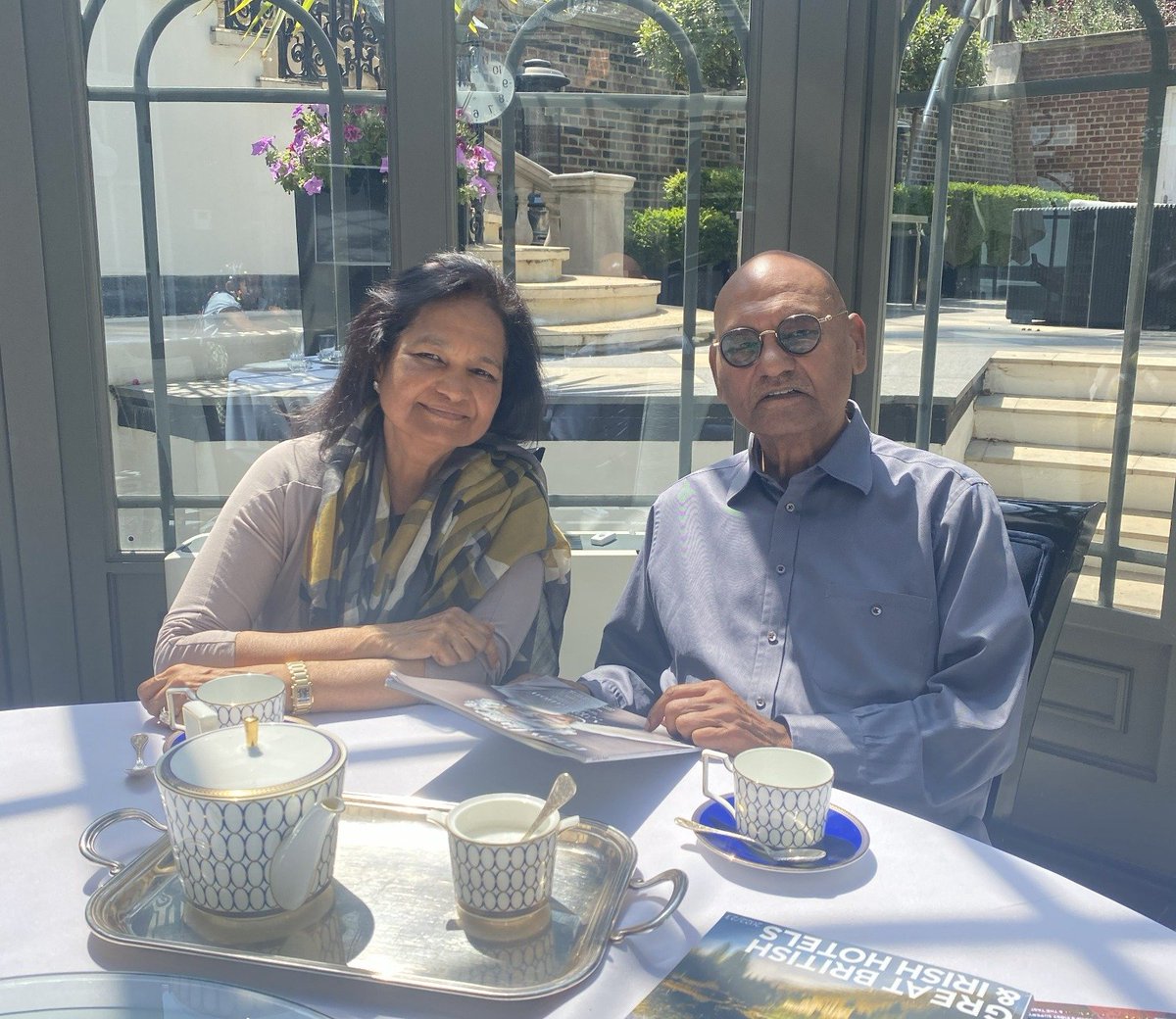 AnilAgarwal_Ved's tweet photo. हमारे पूर्वांचल में कहते हैं कि बहन के आशीर्वाद से बड़ा कोई पुण्य नहीं होता। तभी तो कोई भी शुभ काम बहन और बेटियों के बिना पूरा नहीं माना जाता। जिस घर में माँ और बहनों का सम्मान होता है, उस घर में हमेशा सुख और समृद्धि का वास होता है।

हमारे घर में भी इस बात को हमेशा माना गया है। इसीलिए वैसे तो हम तीन भाइयों और एक बहन में सबसे बड़ा मैं ही हूँ, लेकिन जब बात आती है कि सबसे ऊपर किसका हुक़्म चलेगा... तो हमारी लाडली बहन सुमन अपने आप सबसे बड़ी बन जाती है! और हम कितने भी बड़े हो जाएँ, एक-दूसरे के साथ हमेशा बच्चे ही बने रहते हैं।

बचपन की वो खूबसूरत यादें आज भी हमारे साथ हैं। अब जब माँ और बाउजी नहीं रहे, तो लगता है कि बचपन का वो घर हम भाई-बहनों में ही बसता है। त्योहारों पर जब हम सब मिलते हैं तो फिर से उन्हीं दिनों में वापस चले जाते हैं, जब सारा परिवार एक साथ ख़ुशियाँ मनाता था।

सुमन, राखी का यह धागा हमारे इसी बंधन को और मज़बूत करे, तुम हमेशा ऐसी ही हँसती-मुस्कुराती रहो!

आप सभी को रक्षाबंधन की हार्दिक शुभकामनाएँ!