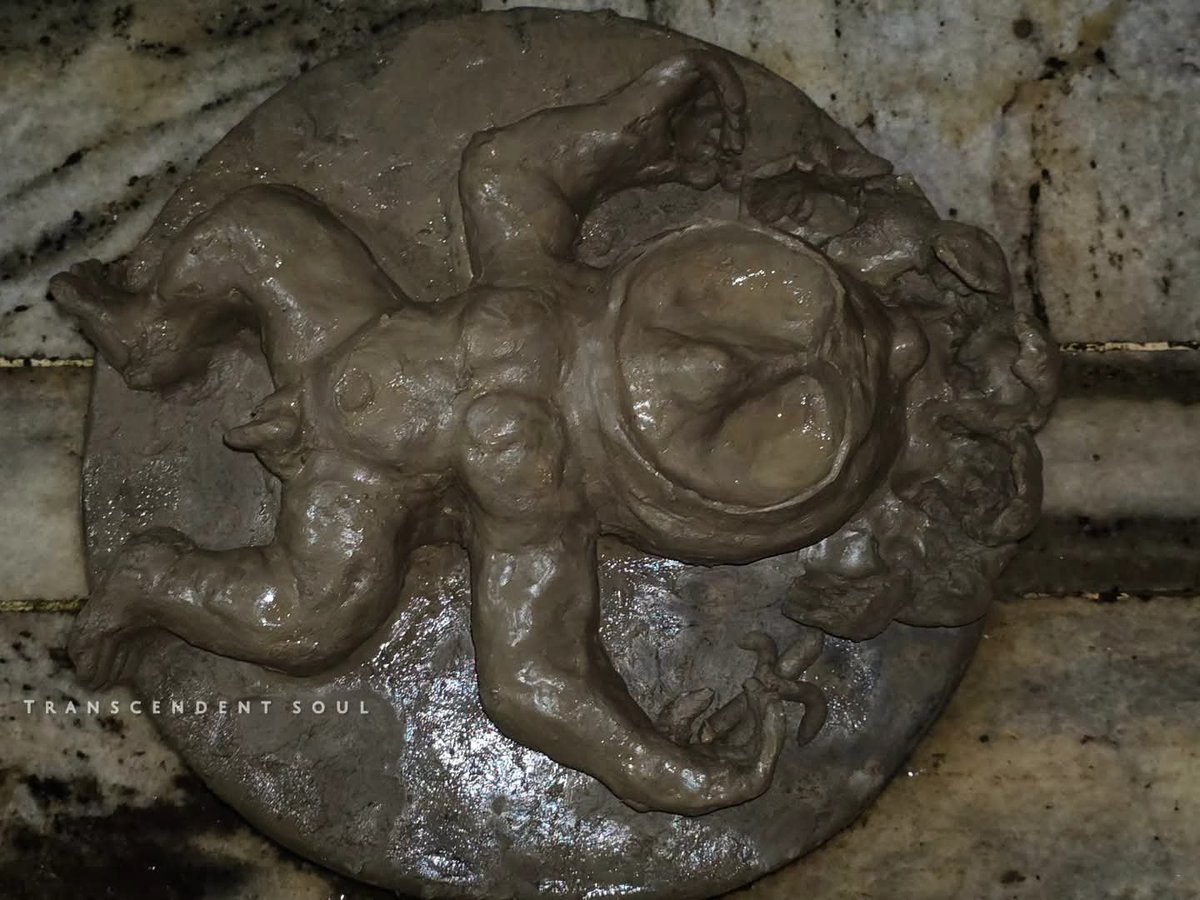 odiajagat's tweet photo. ଗର୍ଭ ସଂଯୋଗ ଦେବୀ କରି । ଦିନକୁ ଦିନ ଗର୍ଭ ଭାରି ॥
ସିଂହ ପୌର୍ଣ୍ଣମୀ ଦିନ ସାର । ରୋହିଣୀ ପ୍ରସବେ କୁମର ॥
ଧବଳ ଜ୍ୟୋତି ରୂପ ପୁଣି । ଶିରେ ଶୋହଇ ସପ୍ତଫଣୀ ॥
ଅପୁଆ ଘରେ ପୁଅ ଜାତ । ଆନନ୍ଦ ହୋଏ ନନ୍ଦ ଚିତ୍ତ ॥

       ************************************

ନାମ ହୋଇବ ବଳରାମ । ବଳେ ନୋହିବେ କେହି ସମ ।।

ବଡ଼ ବାଡ଼ ସାମନ୍ତ ଶ୍ରୀ ବଳଭଦ୍ର ମହାପ୍ରଭୁଙ୍କର ପ୍ରକଟ ଦିବସ 🙏❤️🥰