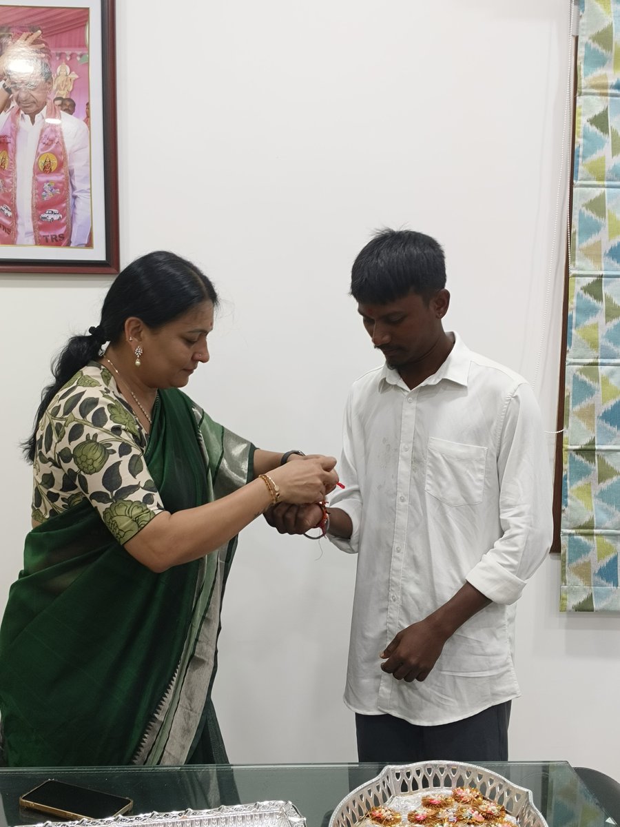 karthik_matte's tweet photo. #Happy Rakshabandhan 🩷 
#brsparty mahabubabad 
@kavithamaloth https://t.co/FrMymq7kZD