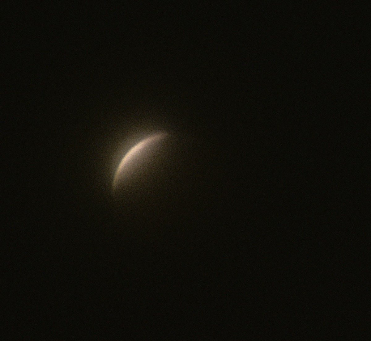Norenaloeza's tweet photo. Muy nublado en #CDMX pero conseguimos esta foto. #Eclipselunar #astrophoto #moon https://t.co/Mi0EHnjPhZ