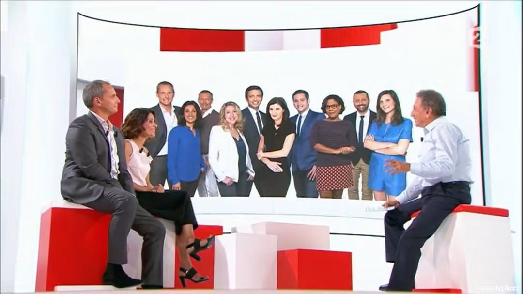 stefhilaire's tweet photo. Il y a 10 ans, à 4 jours du lancement de #franceinfo à la TV, Louis Laforge et Myriam Bounafaa présentaient la future chaîne dans "Vivement la TV".
Studio, régie, équipe, JT à blanc, retour en images ⤵️📺 https://t.co/8YonyJ8ZRU