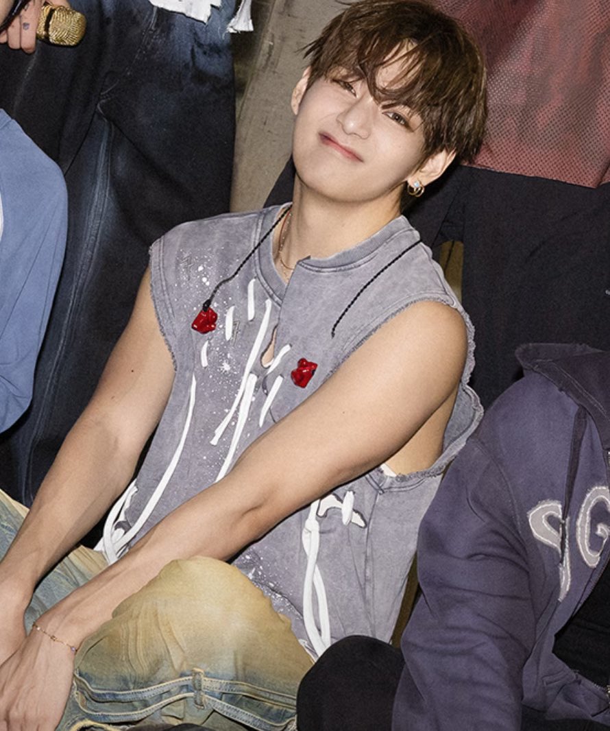 tinyyoonmins's tweet photo. how is this the same man on the same night hours apart. LOOK AT HIM. oh tete. https://t.co/I5E7EOtzOs