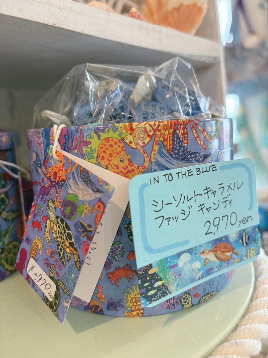 BAperitivo's tweet photo. 異色の新商品が先程入荷致しました✨中身はイギリス製のシーソルトキャラメルファッジで、美しいブルー紙に包まれています。生キャラメルのような甘いお菓子で、賞味期限は来年の3月。缶を眺めているだけでうっとりしてしまいます😻
食べ終わった缶に何を入れましょうか？
サイズは画像をご覧下さいね https://t.co/2hrb5y2zUr