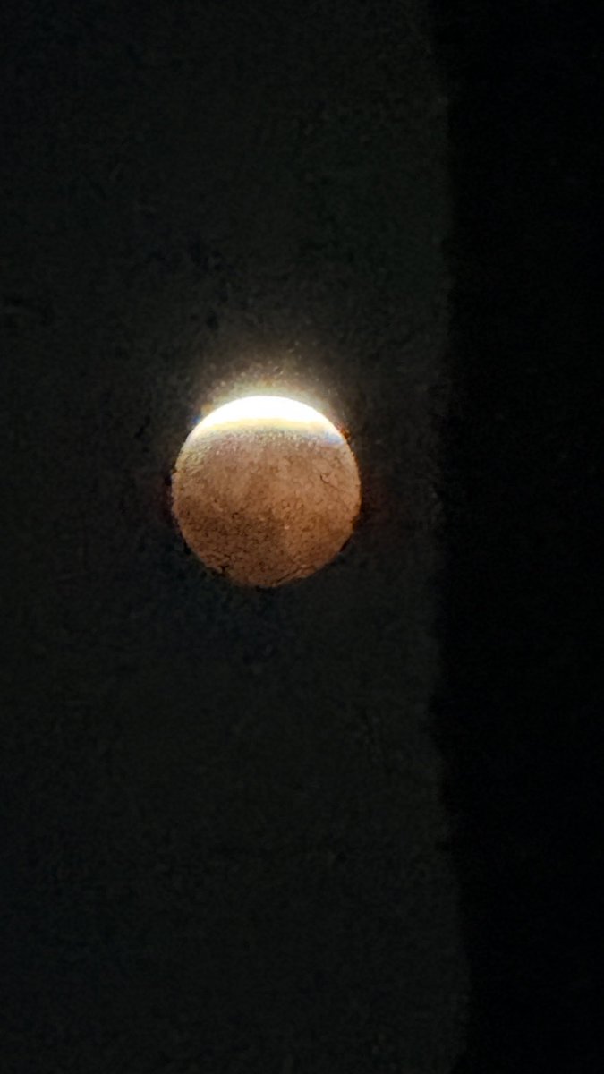 carolynsapp's tweet photo. Lunar eclipse tonight from my phone https://t.co/B0rHIblhPj