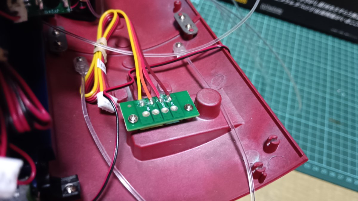 crystal719bon's tweet photo. クイーン・エメラルダス号の153号の組み立てです。今回は電源用の接合基板の取り付けと左側の外装の取り付けになります。出来上がりはこんな感じです。次回は来週です。#クイーン・エメラルダス号 https://t.co/Nju6BGg0dC